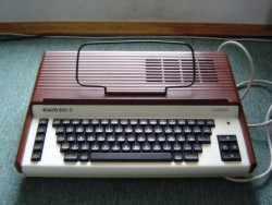 800-3 (2 renombrado) con acabado color madera y zona de teclado blanca